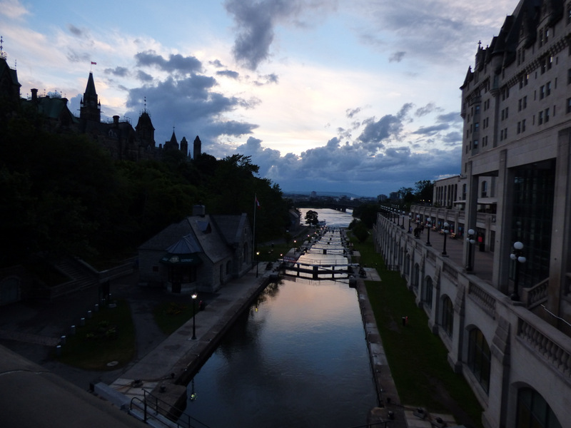 Po lewej Parliament Hill, po prawej Château Laurier, czyli hotel a la zamek z Disneya. Po środku nie mniej słynny system śluz Kanału Rideau