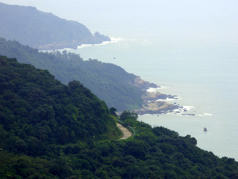 Widok na przejechaną drogę z przełęczy Hải Vân
